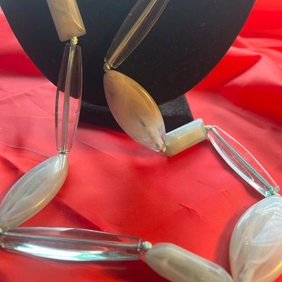 Beautiful faux jade necklace with matching earing set, NWT - Picture 4 of 5